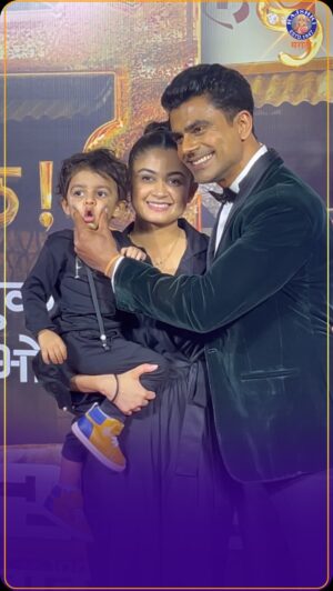 Ruchi Savarn Instagram - ‘बाबू’ सिनेमाच्या ग्रॅन्ड प्रीमियरला अभिनेता @ankittmohan चे कुटुंबियांसोबतचे cute moments🥺❤️

#rajshrimarathi #babu #ankitmohan #premierlaunch
