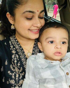 Ruchi Savarn Instagram - Dressed up after so long and Ruan was so amused to see his mommy in a new avatar.. wearing our dear friend’s brand jewellery @iskiuskistore .. totally in love with their designs