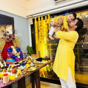 Ruchi Savarn Instagram - Ghar , Pariwar or Bappa 2023 ❤️

PUDCHYA VARSHI LAVKAR YAA..

#ganpatibappamorya #ganeshchaturthi #blessed #grateful #family #harharmahadev