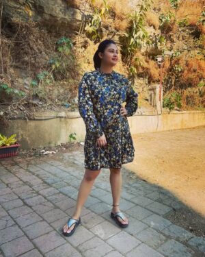 Ruchi Savarn Instagram - Hair all tied up clothes all comfortable.. I seek to balance the scorching sunlight and the dimming glooms.. motherhood surely makes you feel like you have four hands and you can do anything impossible with no fuel of sleep and voltage fluctuation like hormones.. as I write this in the middle of a sleepless night where my baby refuses to sleep and refuses to leave my lap I wonder when did I develop so much patience and energy to go beyond my own known capacity.. tiny little human giving me new life lessons!

👗 By @a_trolley_ofclothes