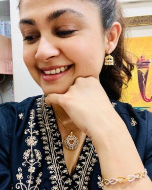 Ruchi Savarn Instagram - Dressed up after so long and Ruan was so amused to see his mommy in a new avatar.. wearing our dear friend’s brand jewellery @iskiuskistore .. totally in love with their designs