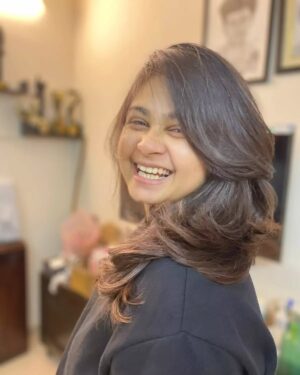 Ruchi Savarn Instagram - Messy mom update! Underslept, overwhelmed, overworked, swollen, clueless, confused yet smiling coz now I realise our moms have cleverly done that all their lives..why? Coz only thing that put them back on track was our smile! I see myself doing the same now😊.. and hey! did a little self care.. got my hair cut and felt refreshed! Bye 👋 going to take a nap coz my baby too is!

📸 @ankittmohan 

Btw daddy @ankittmohan was on duty while I got 💇

Hair chop chop💇 by @whynot_byzeeba