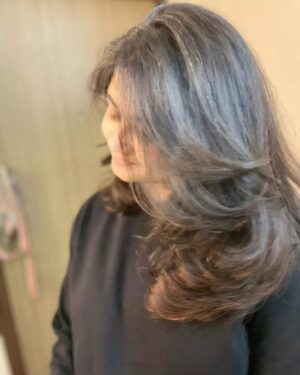 Ruchi Savarn Instagram - Messy mom update! Underslept, overwhelmed, overworked, swollen, clueless, confused yet smiling coz now I realise our moms have cleverly done that all their lives..why? Coz only thing that put them back on track was our smile! I see myself doing the same now😊.. and hey! did a little self care.. got my hair cut and felt refreshed! Bye 👋 going to take a nap coz my baby too is!

📸 @ankittmohan 

Btw daddy @ankittmohan was on duty while I got 💇

Hair chop chop💇 by @whynot_byzeeba