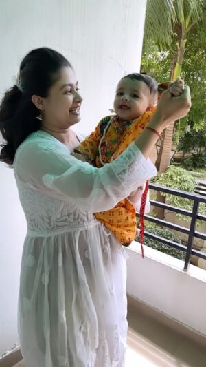 Ruchi Savarn Instagram - Jai shree krishna ! Humare chote se Kanha ki taraf se  aap sabhi ko janmashtami ki khoob saari shubhkaamnaaen! #janmashtami #radheradhe. 

My beautiful Lucknowi kurti from @saugaat_india