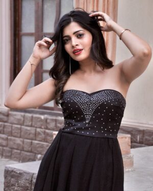 Ruchira Jadhav Instagram - Well that’s Me.. not just wearing BLACK ♠️ Owning it, living it & breathing it…!!

#RuchiraInBLACK #RJinBlack

Different shades of Black..
#ruchirasays which one did you like the most..