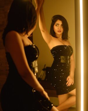 Ruchira Jadhav Instagram - Well that’s Me.. not just wearing BLACK ♠️ Owning it, living it & breathing it…!!

#RuchiraInBLACK #RJinBlack

Different shades of Black..
#ruchirasays which one did you like the most..