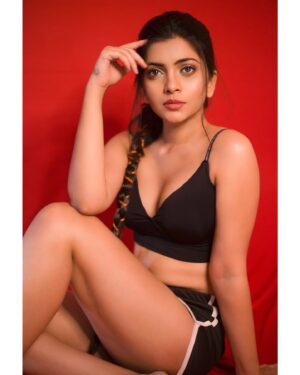 Ruchira Jadhav Instagram - Well that’s Me.. not just wearing BLACK ♠️ Owning it, living it & breathing it…!!

#RuchiraInBLACK #RJinBlack

Different shades of Black..
#ruchirasays which one did you like the most..
