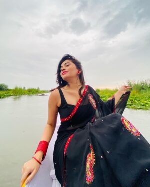 Ruchira Jadhav Instagram - Well that’s Me.. not just wearing BLACK ♠️ Owning it, living it & breathing it…!!

#RuchiraInBLACK #RJinBlack

Different shades of Black..
#ruchirasays which one did you like the most..