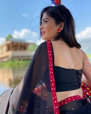 Ruchira Jadhav Instagram - Well that’s Me.. not just wearing BLACK ♠️ Owning it, living it & breathing it…!!

#RuchiraInBLACK #RJinBlack

Different shades of Black..
#ruchirasays which one did you like the most..