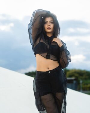 Ruchira Jadhav Instagram - Well that’s Me.. not just wearing BLACK ♠️ Owning it, living it & breathing it…!!

#RuchiraInBLACK #RJinBlack

Different shades of Black..
#ruchirasays which one did you like the most..