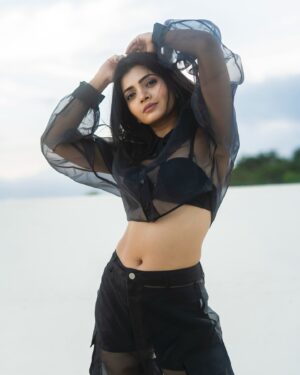Ruchira Jadhav Instagram - Well that’s Me.. not just wearing BLACK ♠️ Owning it, living it & breathing it…!!

#RuchiraInBLACK #RJinBlack

Different shades of Black..
#ruchirasays which one did you like the most..