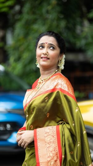 Rujuta Deshmukh Instagram - #reelitfeelit 

Capture: @aartilokhandeofficial
Hair : @supriya____tambe

[ Actor Marathi Reel Expression]