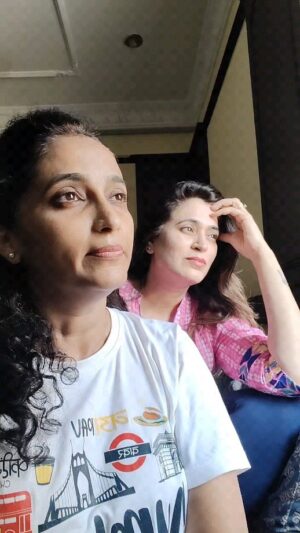 Rujuta Deshmukh Instagram - #डोक्यातजाणे 

#reelkarofeelkaro #reels #madness

[ Friends Comic Reels]