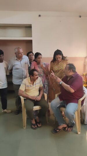 Rujuta Deshmukh Instagram - Some fun :  Backstage.....fun असलं तरी यांना पटवण्यात खूप कष्ट असतात बरं!!! 

#डोक्यातजाणे #kharakharasang #backstage #reels

[Fun Reel Actors Backstage ]