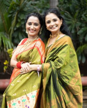 Rujuta Deshmukh Instagram - Saree, smiles, and a shade of emerald dreams.💚✨
.
.
@rujutadeshmukhofficial 
📸- @aartilokhandeofficial
Saree by -@tanishqpaithani
Jewellery by @kalakari_2020
.
.
.
#sareelove #ladiesingreen💚 #starpravah #starpravahganeshotsav2024 #positivevibes #staytuned