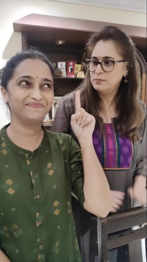 Rujuta Deshmukh Instagram - Working together can be fun!!

 #agabaihochki Coming up soon! 

#डोक्यातजाणे #reelkarofeelkaro #madness 

( Friends Madness Reels Comic )