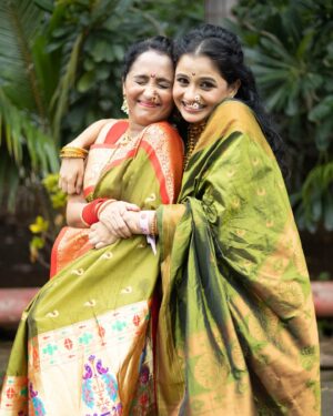 Rujuta Deshmukh Instagram - Saree, smiles, and a shade of emerald dreams.💚✨
.
.
@rujutadeshmukhofficial 
📸- @aartilokhandeofficial
Saree by -@tanishqpaithani
Jewellery by @kalakari_2020
.
.
.
#sareelove #ladiesingreen💚 #starpravah #starpravahganeshotsav2024 #positivevibes #staytuned