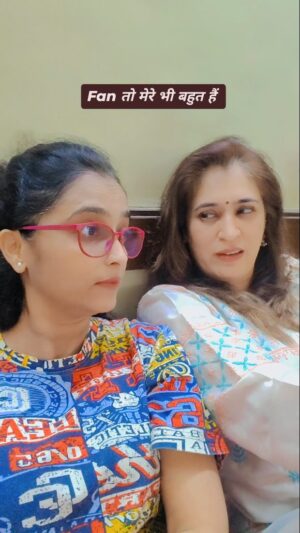 Rujuta Deshmukh Instagram - काय करायचं???? 😄😄

#डोक्यातजाणे 

साधारण असाच madness आहे,
"अगंबाई होच की" या आमच्या Youtube series मध्ये....
Link in bio 

#madness #reelkarofeelkaro 

( Friends Madness Reels Comic )