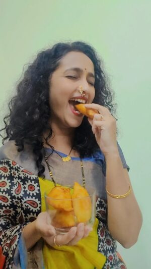 Rujuta Deshmukh Instagram - माझा आणि करंजीचा संवाद......❤️

दिवाळीच्या शुभेच्छा 🪔🙏🏼

आवडीचा फराळ : ओल्या नारळाची करंजी 😍
 (ता.क. :  फक्त माझ्या सासूच्या हातची करंजी)

तुमचा आवडीचा फराळ सांगा! 

#diwali #faral #reelkarofeelkaro

( Diwali Celebration Reel )