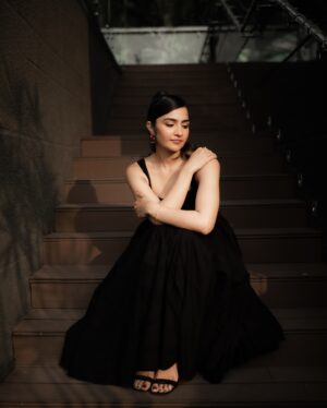 Rukmini Vasanth Instagram - 🐈‍⬛🖤

Photographer @vasukikarkone 
Makeup artist @makeupbyabhilasha 
Hair artist @subu_rao_hair_mkp 
Coordination and coffee-cup-holding 🫣 @niteshnittur