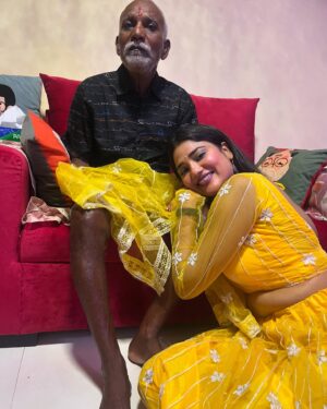 Ruks Khandagale Instagram - Mom dad 🧿