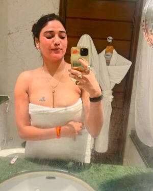 Ruks Khandagale Instagram - Hey boys love me like you do ♥️❤️❤️🧿🧿🧿🌶️gn @ruks_khandagale_backup_id @real_ruks_khandagale @realrukskhandagale_