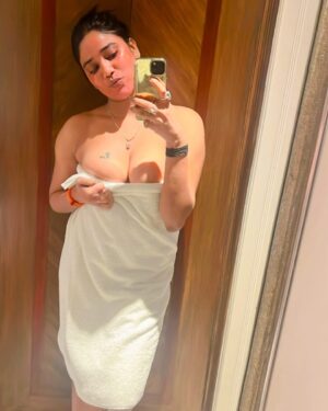 Ruks Khandagale Instagram - Hey boys love me like you do ♥️❤️❤️🧿🧿🧿🌶️gn @ruks_khandagale_backup_id @real_ruks_khandagale @realrukskhandagale_