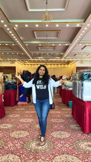 Rumana Nazarali Instagram - India’s biggest Garment’s and Saree Expo is here where you can shop for branded garments and shoes at upto 80% discount. Not just that, they also have India’s best sellers with their handloom products. Rest of the details are in the video so don’t miss this

📆 1st to 6th August
📍 White Petals, Palace Grounds (Jayamahal road entrance)

#sareeexhibition #bangaloreexhibition #indianhandloom #bangalorebloggers #bengaluruevents #bengaluruexhibition #garmentsexhibition