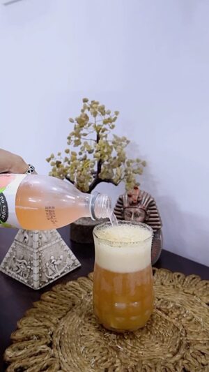 Rumana Nazarali Instagram - Apple Peach Fizz comes together in just 2 minutes so next time you want to serve your guest a nice and different drink then try this out 

Ingredients:
Chopped apples (1/2 apple, keep few pieces aside for garnish)
Water
Peach soda, you can replace this with regular soda too
Chaat masala (optional)

#quickrecipe #bangalorevlogger #bangalorefoodbloggers #bangalorefoodies #quickmocktail