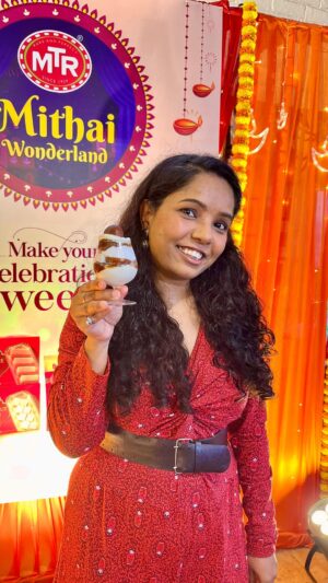 Rumana Nazarali Instagram - MTR is a household name and their Gulab Jamun has been a childhood favourite. This Diwali, you can try your hands at fusion desserts with @mtr_foods Gulab Jamun Mix like a good choco lava jamun or gulab jamun tiramisu which I got to experience at #MTRMithaiWonderland.