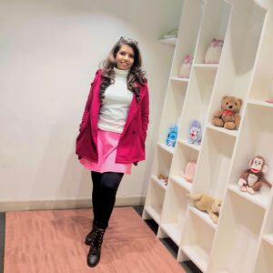 Rumana Nazarali Instagram - Yup, I’m layering while others are enjoying the weather in their regular outfits🤣🤣🤣