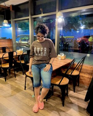 Rumana Nazarali Instagram - Rainy day and I STEPPED OUT, it’s highly unlikely but only few people can get me out when it rains. Coffee, catching up, Masala dosa and kulfi, can it get any better???

Loved my rainy day look too and I finally wore my @crocsindia after years..