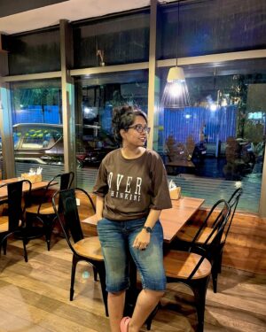 Rumana Nazarali Instagram - Rainy day and I STEPPED OUT, it’s highly unlikely but only few people can get me out when it rains. Coffee, catching up, Masala dosa and kulfi, can it get any better???

Loved my rainy day look too and I finally wore my @crocsindia after years..