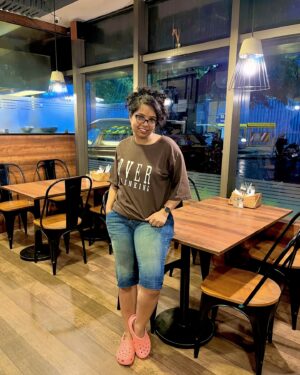 Rumana Nazarali Instagram - Rainy day and I STEPPED OUT, it’s highly unlikely but only few people can get me out when it rains. Coffee, catching up, Masala dosa and kulfi, can it get any better???

Loved my rainy day look too and I finally wore my @crocsindia after years..
