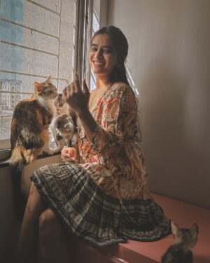Rupali Wakode Instagram - Vibe is vibing🤓
Winters   Sunlight   Cats❤️💕

#metime #afterlongtime #selfportrait #winter #holiday