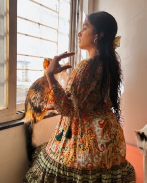 Rupali Wakode Instagram - Vibe is vibing🤓
Winters   Sunlight   Cats❤️💕

#metime #afterlongtime #selfportrait #winter #holiday
