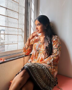 Rupali Wakode Instagram - Vibe is vibing🤓
Winters   Sunlight   Cats❤️💕

#metime #afterlongtime #selfportrait #winter #holiday