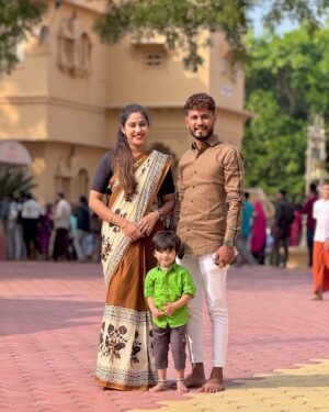 Rutuja Jadhav Instagram - श्री दत्तप्रसाद प्रसन्न दर्शन देवगड 🙇🏻🌸❤️🌍