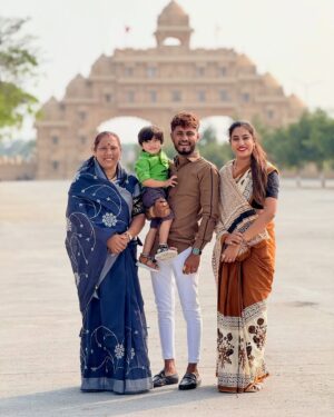 Rutuja Jadhav Instagram - श्री दत्तप्रसाद प्रसन्न दर्शन देवगड 🙇🏻🌸❤️🌍