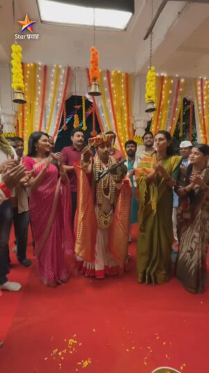 Rutuja Kulkarni Instagram - असा शूट झाला ‘घरोघरी मातीच्या चुली’ मालिकेतील देवी आईच्या गोंधळाचा सीन... 
पहा पडद्यामागचे काही खास क्षण... 

‘घरोघरी मातीच्या चुली’
सोम-शनि संध्या. 7:30 वा. Star प्रवाहवर.
#GharoghariMatichyaChuli #StarPravah
