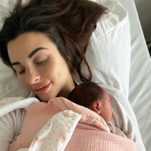 Rym Renom Instagram - Tu resteras toujours mon petit bébé. Il y a trois ans, tu es entré dans ma vie, plus tôt que prévu. Mais j’ai tout fait pour qu’on avance ensemble. Toi et ta sœur êtes ce que j’ai de plus précieux au monde. Merci de m’apporter tant de bonheur et de me faire sentir comme la maman la plus chanceuse. Vous m’avez offert le plus beau rôle de ma vie, et je ne vous lâcherai jamais. Je t’aime, je vous aime. Joyeux anniversaire, mon petit bébé, ma jumelle.
ALMA te amo con toda mi Alma 💕