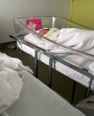 Rym Renom Instagram - Tu resteras toujours mon petit bébé. Il y a trois ans, tu es entré dans ma vie, plus tôt que prévu. Mais j’ai tout fait pour qu’on avance ensemble. Toi et ta sœur êtes ce que j’ai de plus précieux au monde. Merci de m’apporter tant de bonheur et de me faire sentir comme la maman la plus chanceuse. Vous m’avez offert le plus beau rôle de ma vie, et je ne vous lâcherai jamais. Je t’aime, je vous aime. Joyeux anniversaire, mon petit bébé, ma jumelle.
ALMA te amo con toda mi Alma 💕