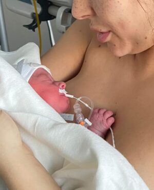 Rym Renom Instagram - Tu resteras toujours mon petit bébé. Il y a trois ans, tu es entré dans ma vie, plus tôt que prévu. Mais j’ai tout fait pour qu’on avance ensemble. Toi et ta sœur êtes ce que j’ai de plus précieux au monde. Merci de m’apporter tant de bonheur et de me faire sentir comme la maman la plus chanceuse. Vous m’avez offert le plus beau rôle de ma vie, et je ne vous lâcherai jamais. Je t’aime, je vous aime. Joyeux anniversaire, mon petit bébé, ma jumelle.
ALMA te amo con toda mi Alma 💕