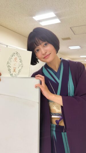 Ryoko Kobayashi Instagram - .
連続テレビ小説「虎に翼」🐅🪽

昨年の9月頃、明治大学へ勉強へお邪魔してから約1年。
みんなと法を学び
日本で初めての女性弁護士になり
一度は挫折をしながらも
鳥取の地で自分を必要とする人たちの為にと
法と向き合い続けた久保田先輩。
こんなにも長く、彼女の人生を演じられるなんて
想像していなかったので、ご褒美のような時間でした。

悩み多き30代半ばに彼女と出会えたことは
私自身の人生の糧にもなると思います。🐅🪽

半年間見守ってくださった皆さま
そして、約1年
暑さ寒さを共にしたスタッフ、キャストの皆さま
本当にありがとうございました！

さよーなら、またいつか。

#虎に翼 
@asadora_ak_nhk