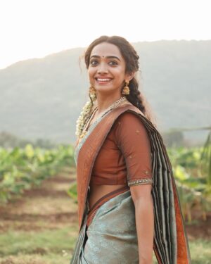 Saanve Megghana Instagram - is Happy! 😍

Happy looking at my family happy
Happy looking the audience laugh crazy 
Happy to have worked with a brilliant talented cast and crew 
Happy listening to those claps by the end of the film 
Happiessst receiving so much love for Vennila! ♥️

#Kudumbasthan #BTS #Family
