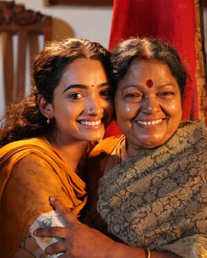 Saanve Megghana Instagram - is Happy! 😍

Happy looking at my family happy
Happy looking the audience laugh crazy 
Happy to have worked with a brilliant talented cast and crew 
Happy listening to those claps by the end of the film 
Happiessst receiving so much love for Vennila! ♥️

#Kudumbasthan #BTS #Family