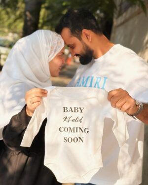 Saba Ibrahim Instagram - Alhamdulillah MA SHA ALLAH 💙💗🤲🏽 @khalid_niaz23 
.
.
.
Rabbana hab lana min azwajina wadhurriyatina qurrata a’yunin wa-jalna lil-muttaqina imama.

Translation: Our Lord, grant us from among our spouses and offspring comfort to our eyes and make us an example for the righteous.

[Qur’an | Surah Al-Furqan | 25:74]

May Allah grant us all pious children, and protect our families from harm, Ameen!
.
.
Dua mein yaad rakhna friends 🤲🏽
