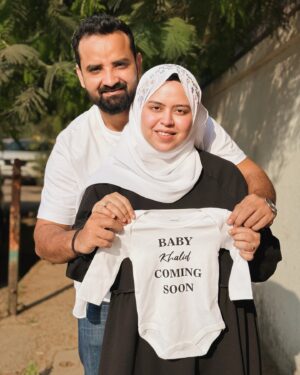 Saba Ibrahim Instagram - Alhamdulillah MA SHA ALLAH 💙💗🤲🏽 @khalid_niaz23 
.
.
.
Rabbana hab lana min azwajina wadhurriyatina qurrata a’yunin wa-jalna lil-muttaqina imama.

Translation: Our Lord, grant us from among our spouses and offspring comfort to our eyes and make us an example for the righteous.

[Qur’an | Surah Al-Furqan | 25:74]

May Allah grant us all pious children, and protect our families from harm, Ameen!
.
.
Dua mein yaad rakhna friends 🤲🏽