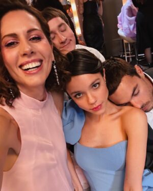 Sabina Akhmedova Instagram - Мы закончили снимать наш проект «Мэтч», в котором было очень много любви, прежде всего благодарю нашему прекрасному режиссеру @chaochizh ❤️‍🔥 Отдельный поклон департаментам по гриму и костюму, которые делали невозможное и создавали абсолютное волшебство. Пусть у нас всё сложится и эта любовь передастся через экран.🙌
Foto by @sophia.arzhanykh 
За украшения спасибо @jewel4you