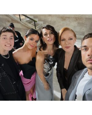 Sabina Akhmedova Instagram - Мы закончили снимать наш проект «Мэтч», в котором было очень много любви, прежде всего благодарю нашему прекрасному режиссеру @chaochizh ❤️‍🔥 Отдельный поклон департаментам по гриму и костюму, которые делали невозможное и создавали абсолютное волшебство. Пусть у нас всё сложится и эта любовь передастся через экран.🙌
Foto by @sophia.arzhanykh 
За украшения спасибо @jewel4you